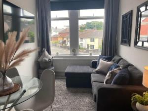 Kenfig HillThe Retreats 2 Kenfig Hill Pet Friendly 2 Bedroom Flat with King Size bed twin beds and sofa bed sleeps up to 5 people的带沙发和玻璃桌的客厅