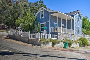 普莱瑟维尔Sierra Sunset Inn - 3 Miles to Placerville!的前面有白色围栏的蓝色房子