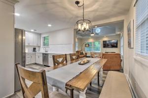 威尔明顿Stylish Wilmington Home, 2 Mi to Riverwalk!的用餐室以及带桌椅的厨房。