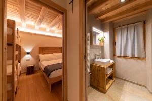 坎波多尔奇诺Foresteria Spluga的卧室配有床和盥洗盆