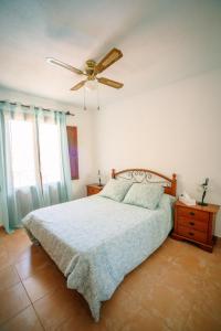 洛思坎加约斯Starfish playa的一间卧室配有一张床和吊扇