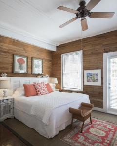 基韦斯特西蒙顿庭院历史小屋宾馆的卧室配有白色的床和吊扇
