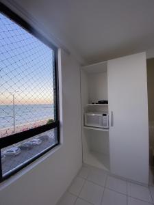 纳塔尔Acomodação aconchegante à beira- mar的厨房设有海景窗户。