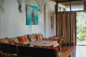 卢纳将军城Ferra Resort Siargao的客厅配有沙发和桌子