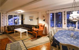 格雷伯斯塔德4 Bedroom Lovely Home In Grebbestad的客厅配有沙发和桌子