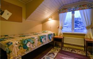 格雷伯斯塔德4 Bedroom Lovely Home In Grebbestad的一间卧室设有一张床和一个窗口