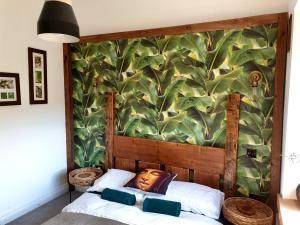 西部德比Luxury Oriental Home with Exotic Garden & Free Parking的卧室墙上挂着木叶壁画