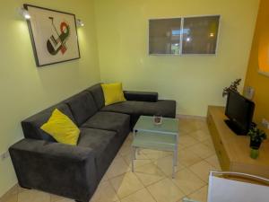洛夫兰Apartments with a parking space Lovran, Opatija - 7782的客厅配有沙发和桌子