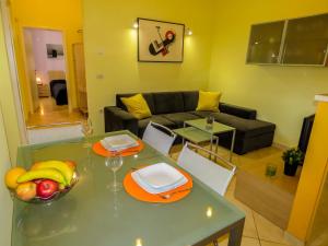 洛夫兰Apartments with a parking space Lovran, Opatija - 7782的客厅配有带水果的桌子