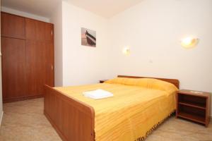 密德维亚Apartments with a parking space Medveja, Opatija - 7721的一间卧室配有一张床和一个木制橱柜