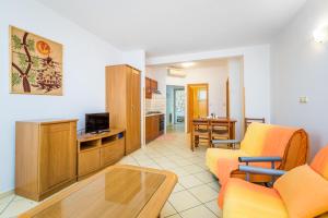 莫什尼卡德拉加Apartments with a parking space Moscenicka Draga, Opatija - 7766的带沙发和电视的客厅