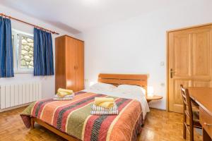 莫什尼卡德拉加Apartments with a parking space Moscenicka Draga, Opatija - 7766的一间卧室配有一张带两个枕头的床