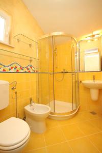 内里吉恩Holiday house with a parking space Nerezine, Losinj - 8016的带淋浴、卫生间和盥洗盆的浴室