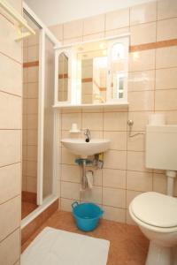 木洛希尼Apartment Mali Losinj 7991b的一间带卫生间和水槽的浴室