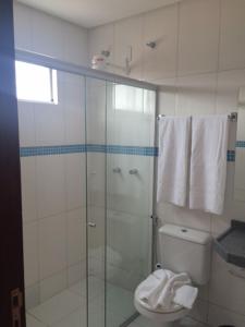北茹阿泽鲁圣安德烈 - 欧阿波斯托洛旅馆的浴室设有玻璃淋浴间和卫生间