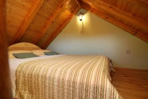 拉茨斯切Seaside holiday house Racisce, Korcula - 9163的阁楼上的卧室配有一张大床