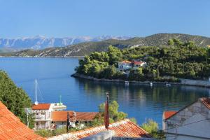 拉茨斯切Seaside holiday house Racisce, Korcula - 9163的房屋享有大水体的景色