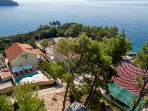 普利兹巴Seaside family friendly house with a swimming pool Brna - Vinacac, Korcula - 9266的享有带游泳池和大海的房屋的空中景致