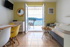 尼亚卢卡Apartments by the sea Cove Gradina, Korcula - 9273的海景客厅