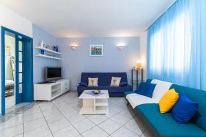 尼亚卢卡Apartments by the sea Cove Gradina, Korcula - 9273的客厅配有蓝色的沙发和电视