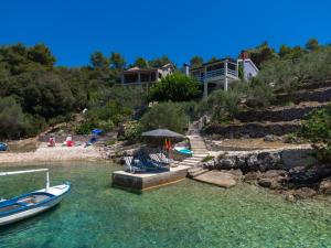 尼亚卢卡Seaside house for families with children Cove Stratincica, Korcula - 9265的水中小山上的房屋