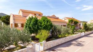 拉茨斯切Apartments by the sea Kneza, Korcula - 9168的一座带围栏、树木和灌木的房子