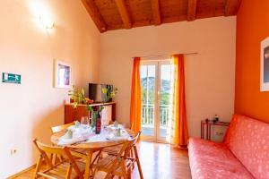 拉茨斯切Apartments by the sea Kneza, Korcula - 9168的客厅配有桌子和沙发