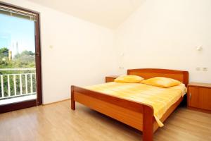 拉茨斯切Apartments by the sea Kneza, Korcula - 9185的一间卧室设有一张床和一个大窗户