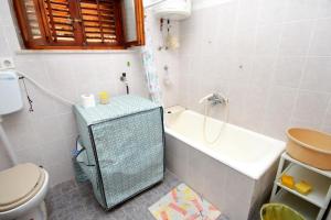 鲁巴达Apartments and rooms by the sea Lumbarda, Korcula - 9272的带浴缸、卫生间和盥洗盆的浴室
