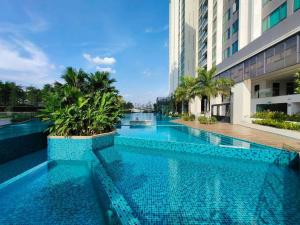 八打灵再也Elegant Homes 9Pax 5Bed Sunway Pyramid-Lagoon 2 Car Park的一座棕榈树大型游泳池