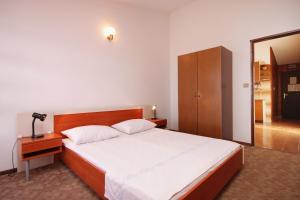 普利兹巴Apartment Prizba 9227c的一间卧室配有一张床、梳妆台和镜子