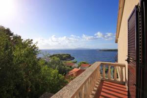 普利兹巴Apartments by the sea Prizba, Korcula - 9227的享有水景的房屋阳台