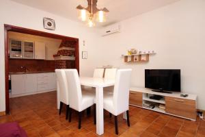 布拉托Seaside holiday house Crnja Luka, Korcula - 9289的一间设有白色桌子和白色椅子的用餐室