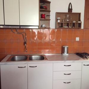 拉茨斯切Apartments by the sea Racisce, Korcula - 9169的厨房配有水槽和台面