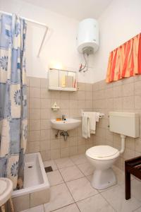 布尔纳Apartments by the sea Brna, Korcula - 9275的一间带卫生间和水槽的浴室