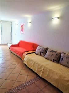 伊齐齐Apartments with a parking space Icici, Opatija - 7860的一间设有两张床和一张红色沙发的房间