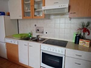 伊齐齐Apartments with a parking space Icici, Opatija - 7860的厨房配有水槽和炉灶