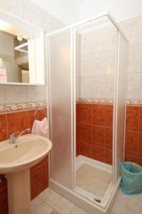 鲁巴达Apartments by the sea Lumbarda, Korcula - 9295的带淋浴和盥洗盆的浴室