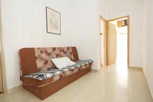 鲁巴达Apartments by the sea Lumbarda, Korcula - 9295的沙发坐在房间的角落