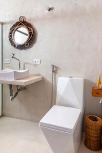 卡拉伊瓦Mirante Caraiva的浴室配有白色卫生间和盥洗盆。