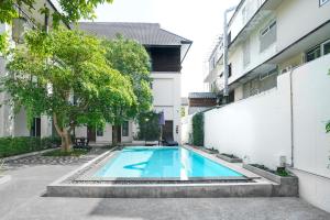 清迈Paraiso Hotel Chiangmai的一座建筑的庭院中的游泳池