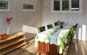 米约尔比Amazing Home In Hagalund-mjlby With Wifi的餐桌、椅子和桌子