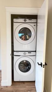 夏洛特顿City Modern Apartment的客房内的洗衣机和洗衣机