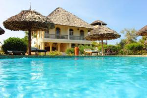 迪亚尼海滩马鲁拉公园度假屋的一个带遮阳伞的游泳池的度假酒店