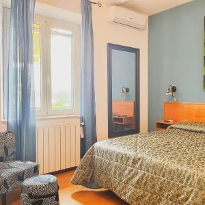 圣费利切-奇尔切奥I Lecci Guesthouse的一间卧室配有一张床、镜子和椅子