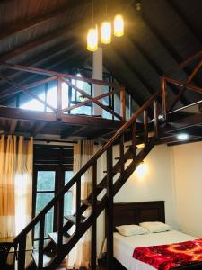 班德勒韦勒Mirador Cottage的一间卧室设有双层床和楼梯。