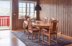 VågsliStunning Apartment In Vgslid With Wifi的一间带木桌和椅子的用餐室