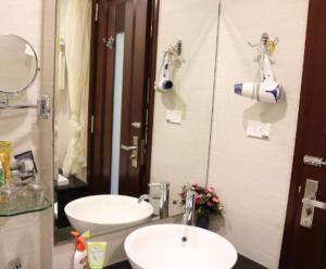 河内A25 Hotel - 88 Nguyễn Khuyến的浴室设有2个水槽和镜子