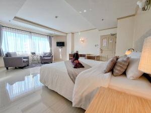 华欣瑟普莱城市酒店的一间带大床的卧室和一间客厅