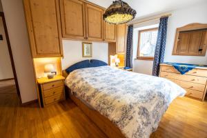 福尔加里亚佩尔格公寓的卧室配有一张床、木地板和窗户。